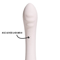 Close-up del vibratore in silicone Double Trouble nude, con indicazione del punto di accesso per la ricarica