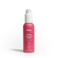 Lubrificante intimo Doride Dafne, stimolante, naturale e a base d'acqua, in flacone magenta su sfondo bianco
