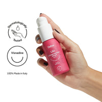 Lubrificante Liio Dafne a base d’olio tenuto in mano, con icone su dermatologicamente testato, visnadina, Made in Italy