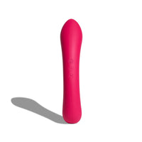 Vibratore Double Trouble rosso in silicone, vista frontale verticale con dettagli dei pulsanti di controllo su sfondo bianco