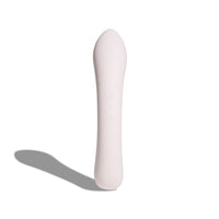 Vibratore Double Trouble nude in silicone, vista frontale verticale con dettagli dei pulsanti di controllo su sfondo bianco