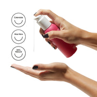 Lubrificante Doride Dafne a base d’acqua erogato su una mano e icone Calendula, Aloe vera, 99% naturale su sfondo bianco