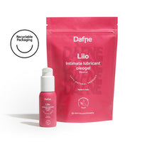 Lubrificante Liio Dafne a base d’olio con flacone e doypack in materiale riciclato, su sfondo bianco