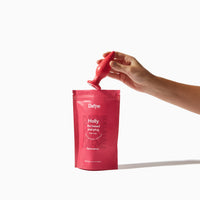 Plug anale Holly Dafne 100% bio-based rosso magenta estratto da doypack riciclabile, su sfondo bianco