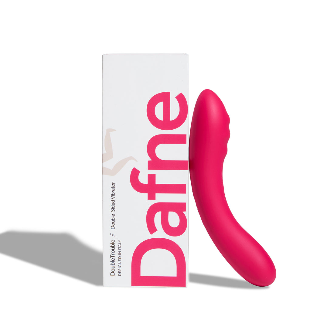 Vibratore in silicone Double Trouble rosso accanto alla confezione Dafne, design curvo e finitura liscia su sfondo bianco
