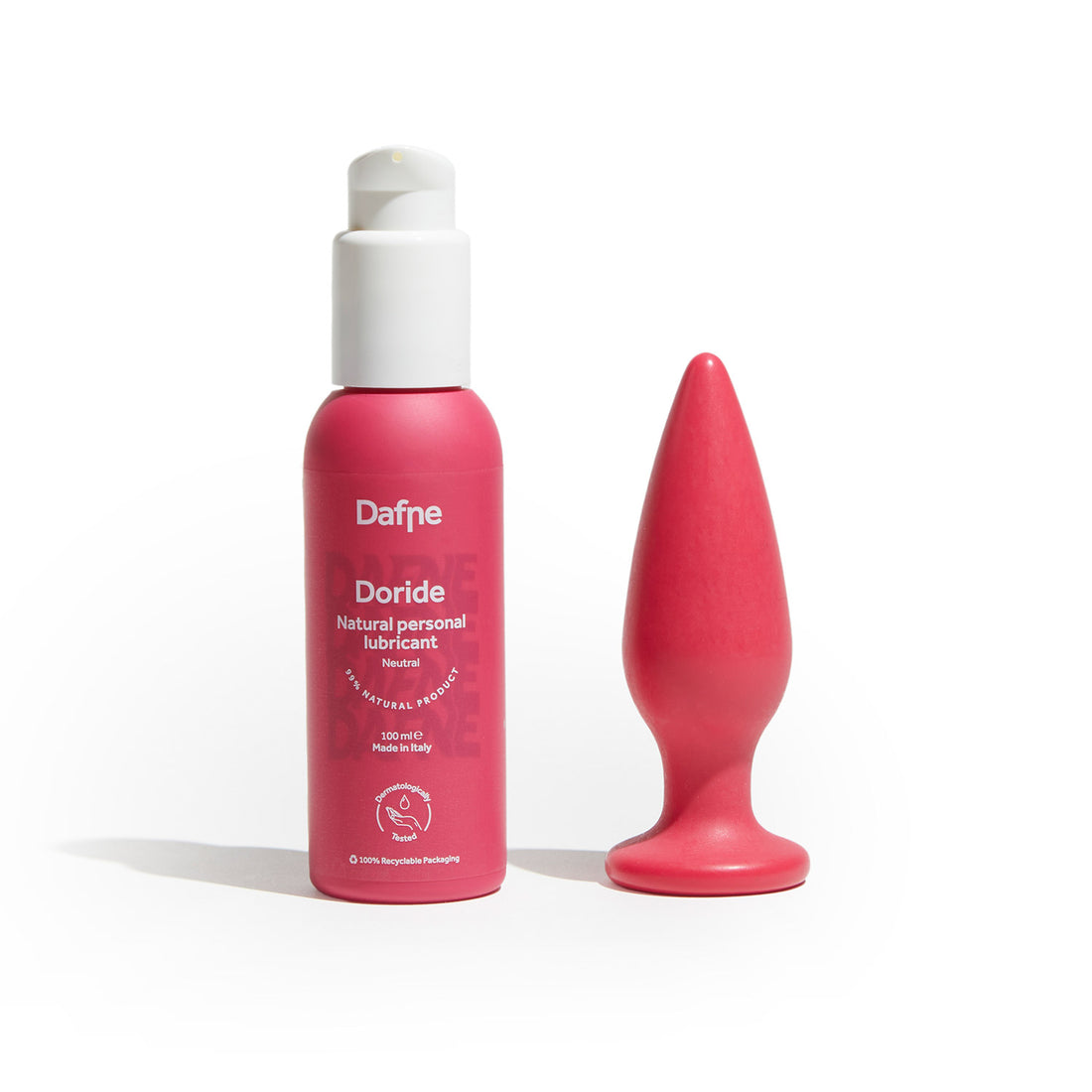 Set Dafne con lubrificante naturale Doride e plug anale Holly 100% bio-based, entrambi in rosso magenta su sfondo bianco
