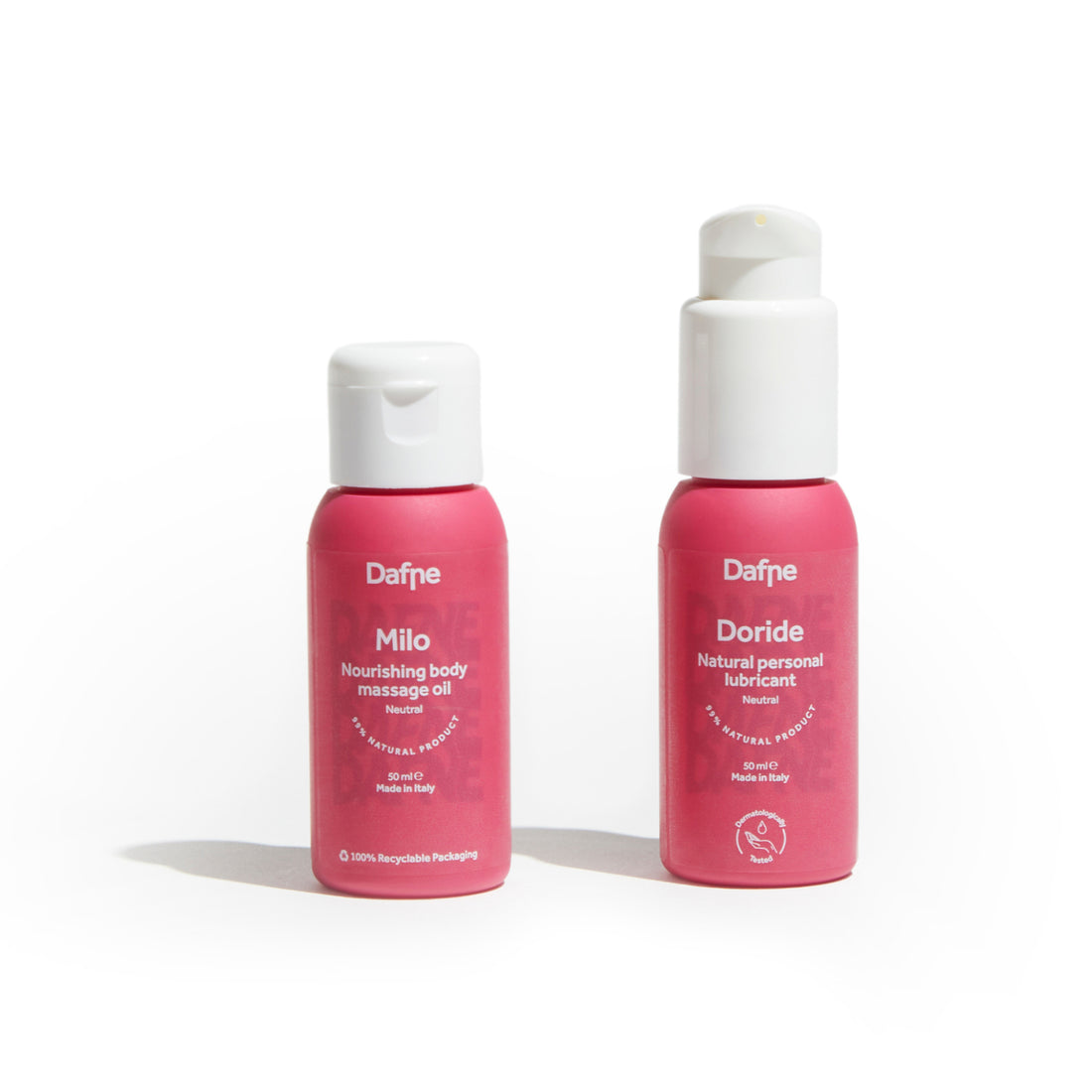 Travel Kit Dafne con olio da massaggio Milo e lubrificante Doride in formato 50ml, su sfondo bianco