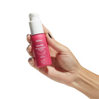 Lubrificante intimo Doride Dafne, neutro, naturale e a base d'acqua, in flacone magenta 50ml tenuto in mano su sfondo bianco