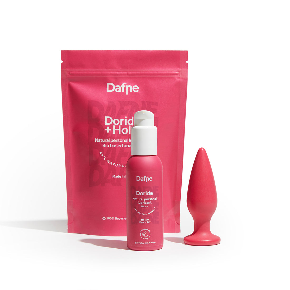 Set Dafne con lubrificante naturale Doride in flacone, plug anale Holly 100% bio-based e doypack riciclabile, colore rosso magenta su sfondo bianco