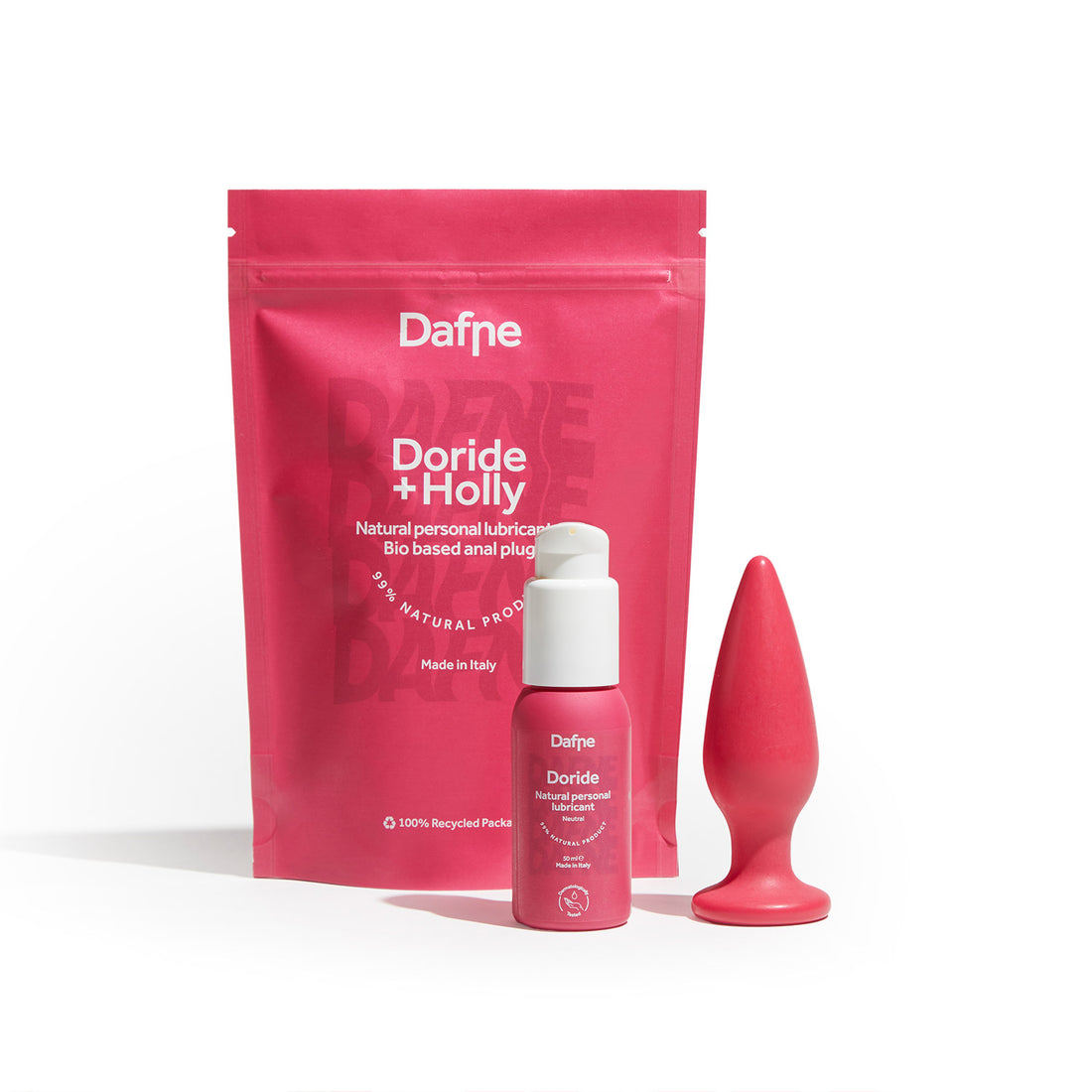 Set Dafne con lubrificante naturale Doride in flacone 50ml, plug anale Holly 100% bio-based e doypack riciclabile, colore rosso magenta su sfondo bianco