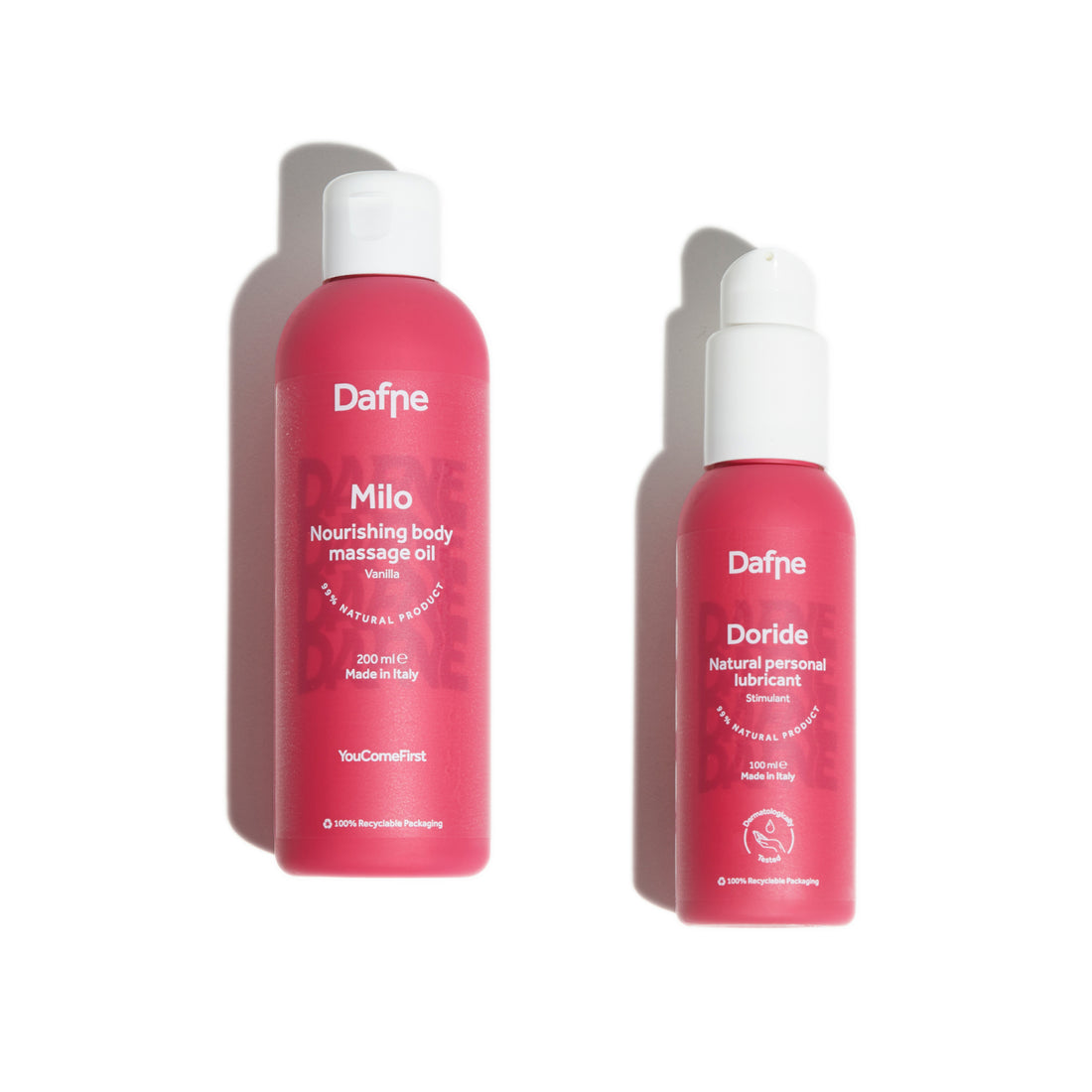 Essential kit Dafne con olio massaggio Milo e lubrificante Doride su sfondo bianco