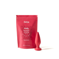 Plug anale Holly Dafne 100% bio-based con doypack rosso magenta in materiale riciclabile, su sfondo bianco