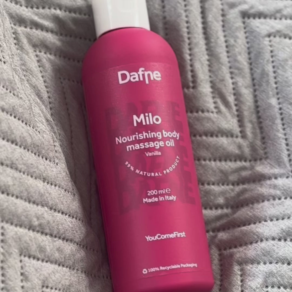 Video ravvicinato dell'olio massaggi Milo Dafne, mostrandone la texture