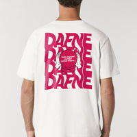 T-shirt unisex in cotone organico Dafne, retro con grafica rossa e scritta "Vedo orgasmi nel tuo futuro", indossata da modello, su sfondo neutro