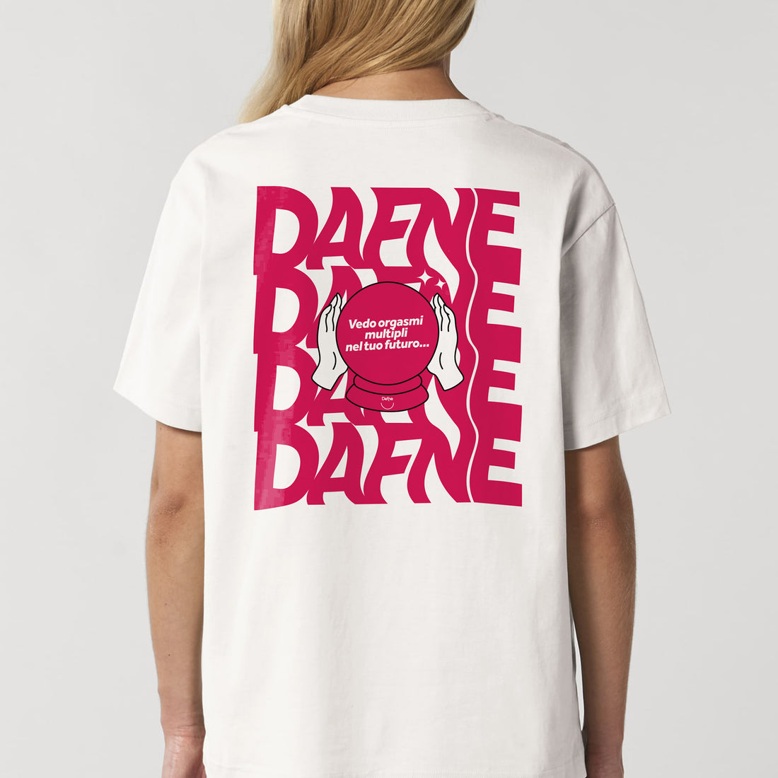 T-shirt unisex in cotone organico Dafne, retro con grafica rossa e scritta "Vedo orgasmi nel tuo futuro", indossata da modella, su sfondo neutro